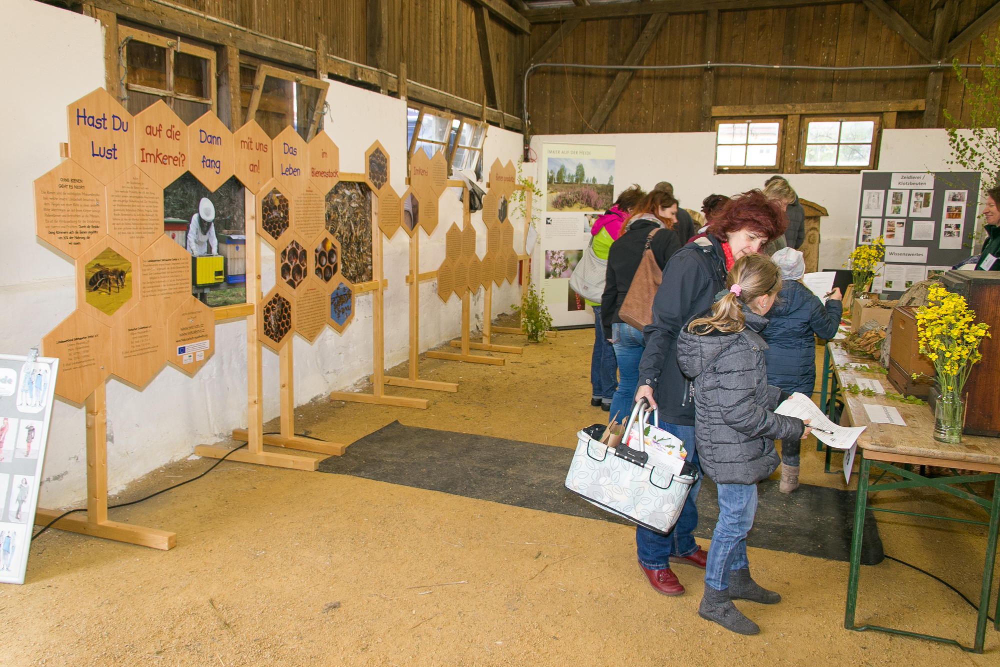 Foto Bienenausstellung Schafstall Deutsch-Sorbischer Naturmarkt